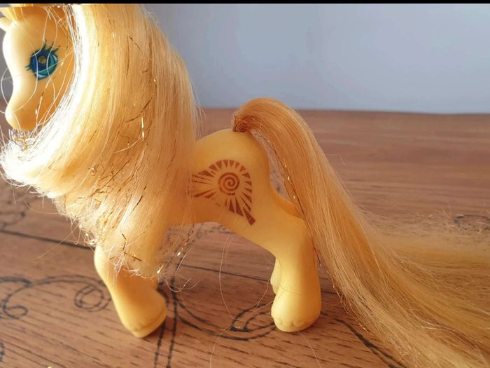 Mon  Petit  Poney  G2  Princess Golden Light (Princesse Lumière) (rare) - photo numéro 3