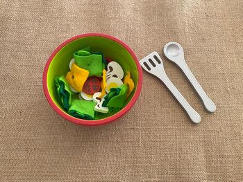 Aliments factices Ensemble saladier en bois Oxybul