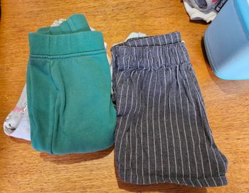 Lot de pantalons et shorts 