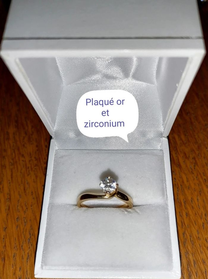 Bague style solitaire plaqué or taille 52