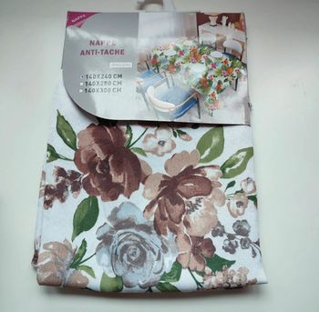 Nappe anti-taches fleuri de 140 x 240 cm