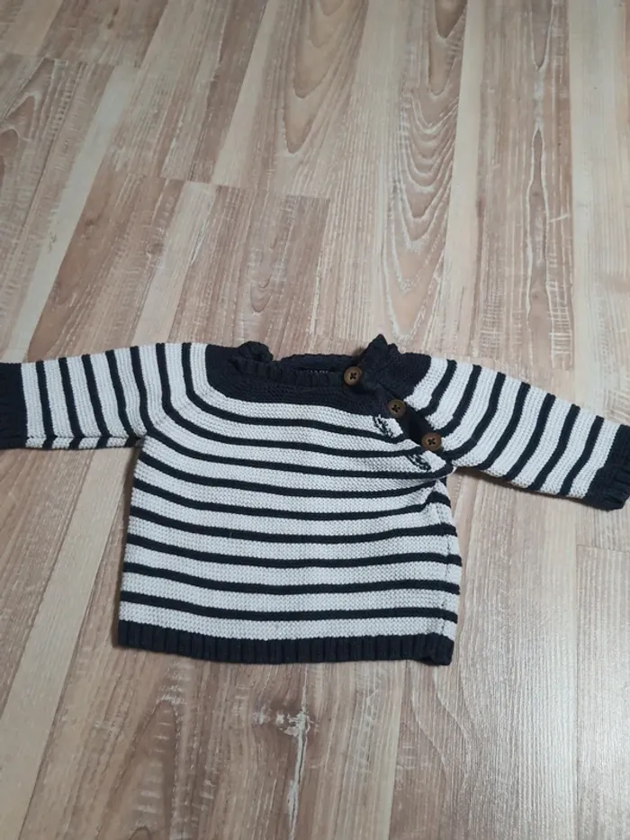Pull 1 mois Kiabi bleu marine et blanc
