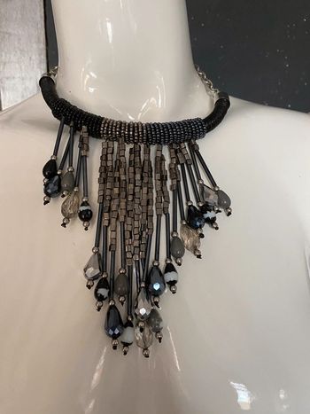 Collier fantaisie ras du cou et breloques