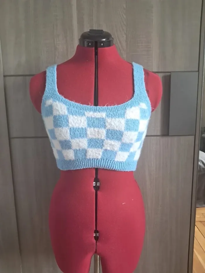 Pull crop top a carreaux