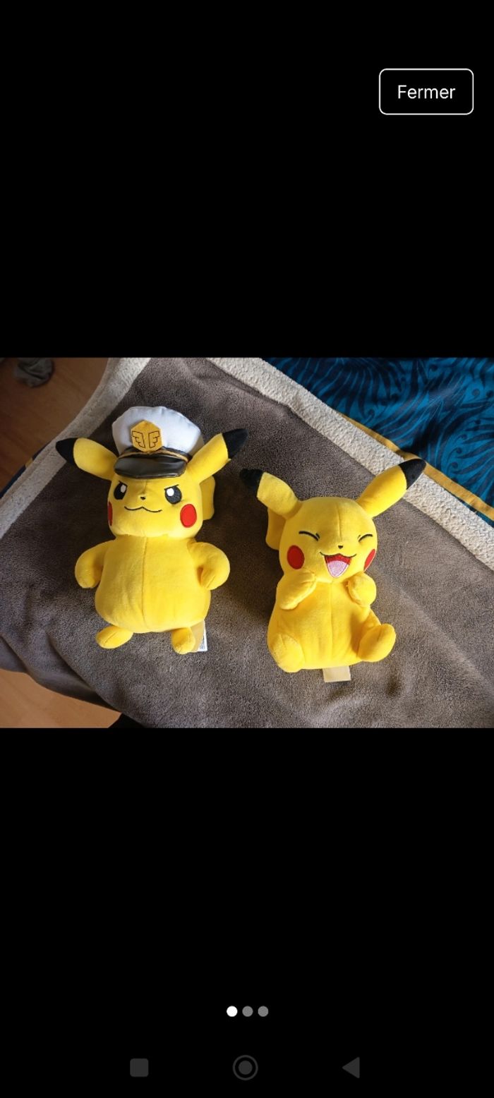 Peluche Captain Pikachu et Pikachu