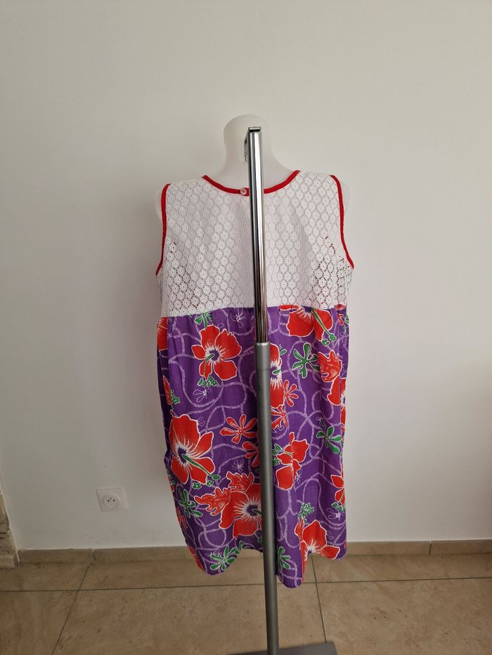 Robe polynésienne violette à fleurs rouge à détail dentelle - photo numéro 4