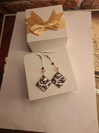 Boucles d'oreilles pendante pâte polymere noir blanche et rose