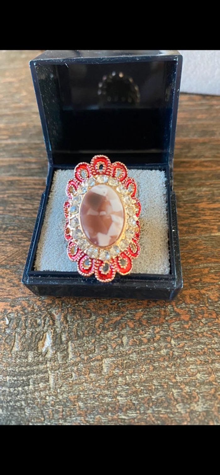 Magnifique bague réglage fleur avec strass et pierre