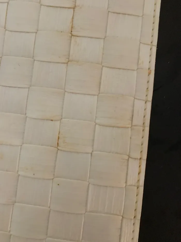Deux ser  de table en plastique tressé - photo numéro 3