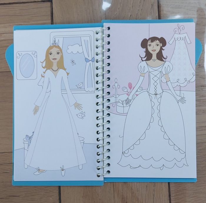 Lot de 2 cahiers d'activités Princesse Lot de 2 cahiers d'activités Princesse. 
Le 1er comporte des stickers à coller.
J'ai entouré sur les photos les stickers manquants et il manque 2 croquis.
Les autres n'ont pas été réalisés. 
Le 2è - photo numéro 7