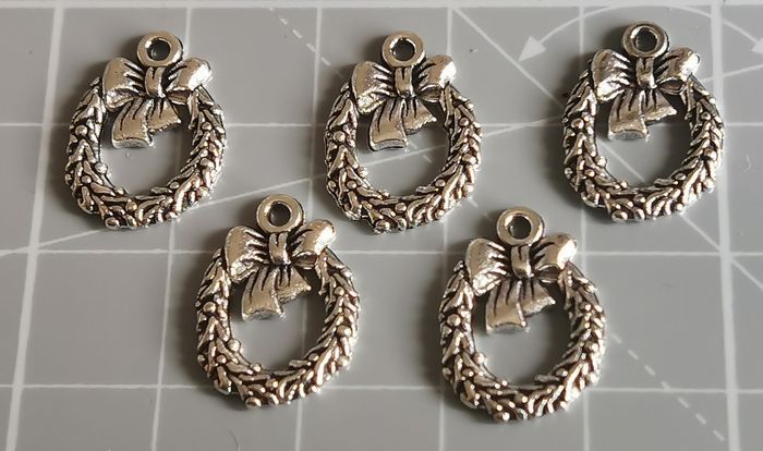 5 x pendentifs "couronne de gui"en métal argenté vieilli - photo numéro 3