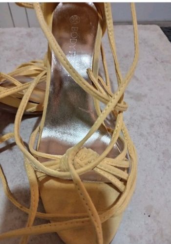 Chaussures à talons jaune 