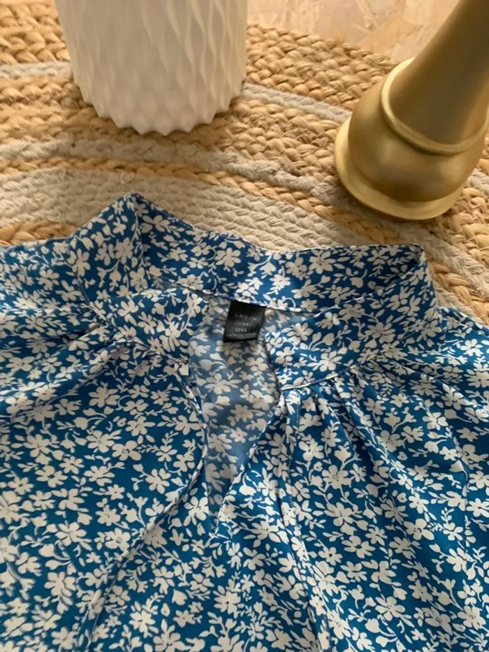 Blouse bleue à fleurs - photo numéro 6