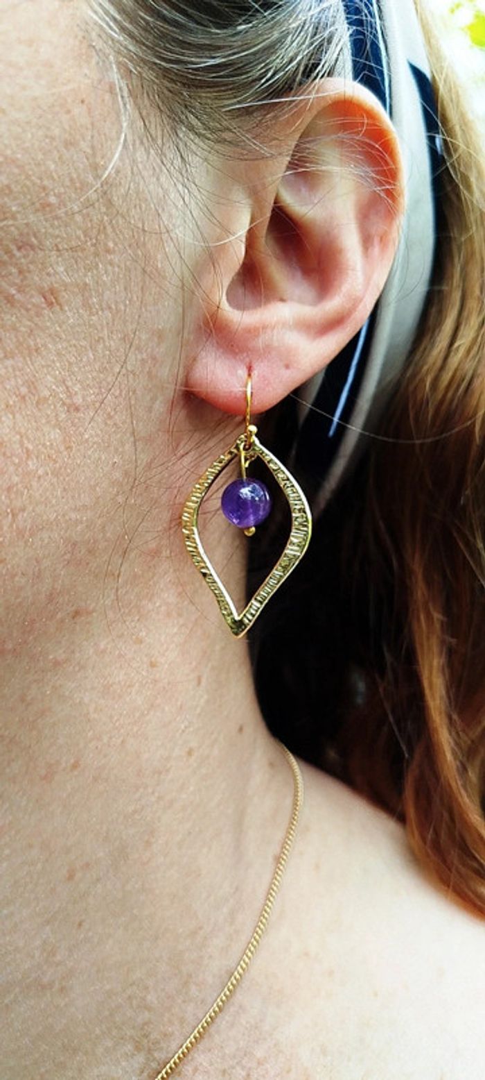 Éclat Royal – Boucles d'oreilles en plaqué or 18 carats & Améthyste naturelle - photo numéro 4