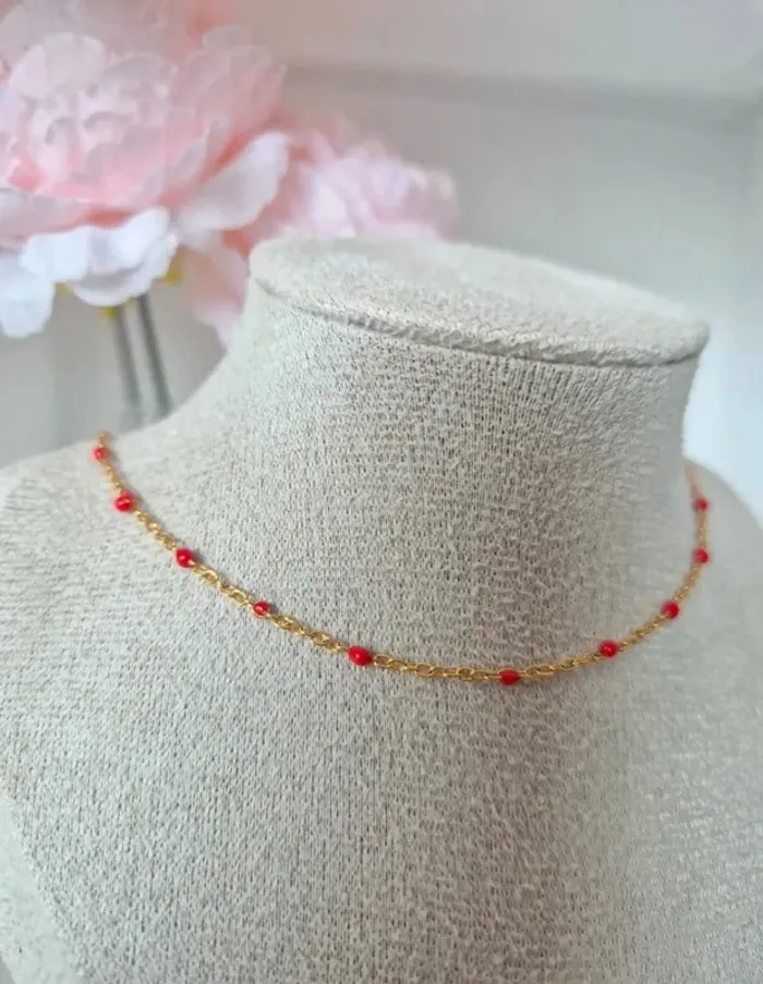 Collier dorée ras du cou réglable 🌸 en acier inoxydable perles résines rouges
