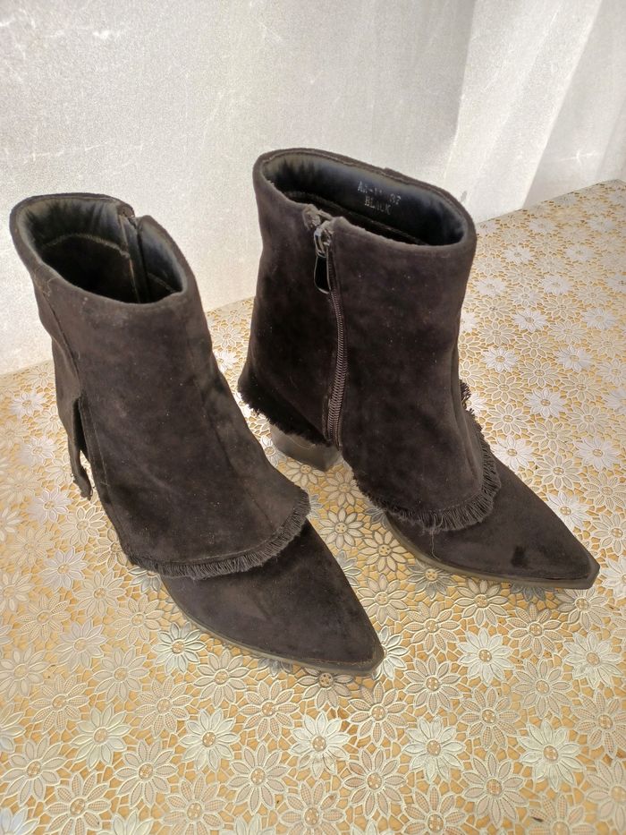 Bottines à talons coloris noir taille 37 en très bon état. - photo numéro 3