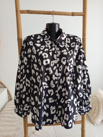 Chemise blouse noire fluide avec motifs blancs taille M