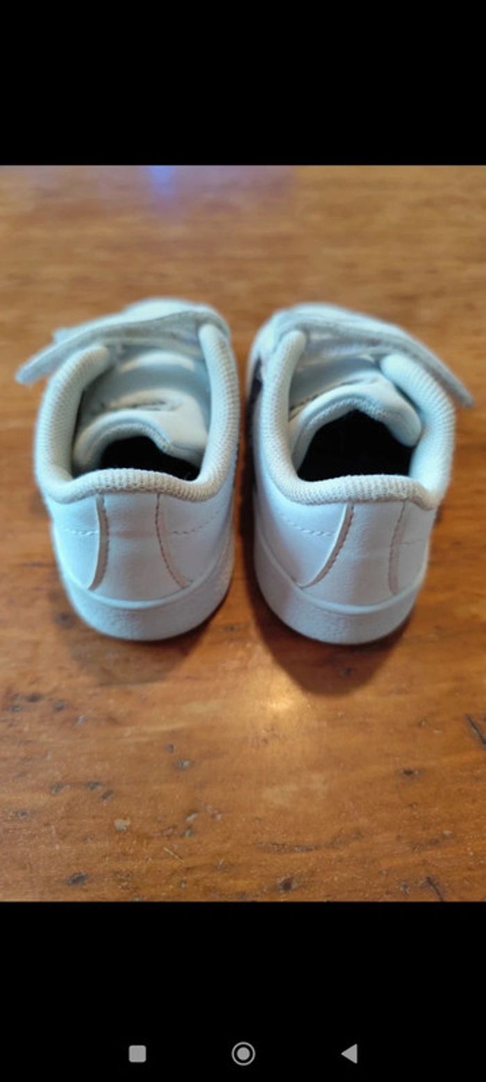 Basket blanche Adidas à bandes noires taille 21 - photo numéro 6