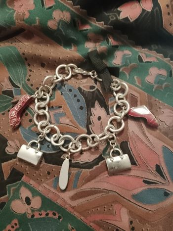 bracelet réglable argenté/rouge en métal.