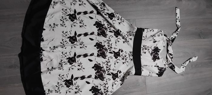 Robe noire et blanche
