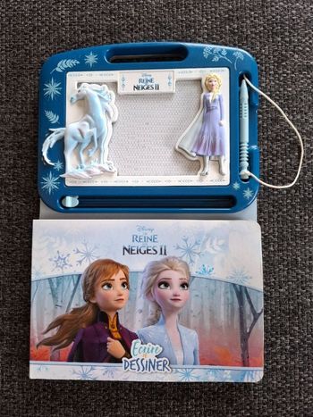 Livre cartonné Disney avec tableau et crayon magnétique en bon état