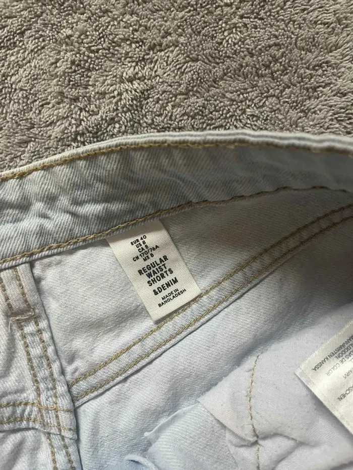 Mini short en jean clair H&M – taille 40 – 100 % coton, avec poches et passants ceinture - photo numéro 3