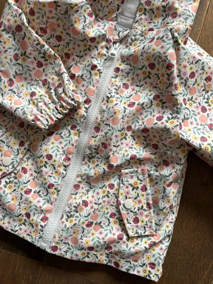 Veste imperméable fleurie 12 mois mots d’enfants parfait état - photo numéro 2