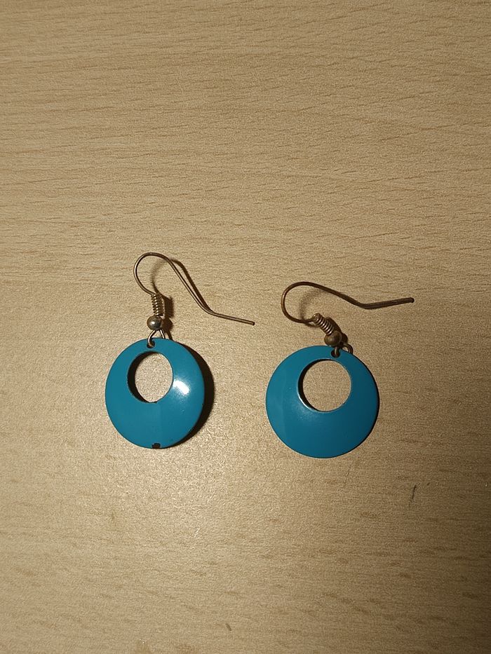Boucles d'oreilles bleues rondes et percées en leur centre - photo numéro 1