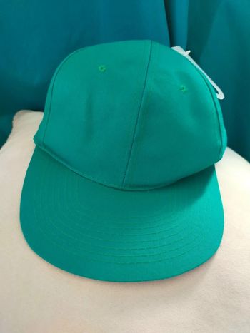 Casquette verte unie – style basique et moderne