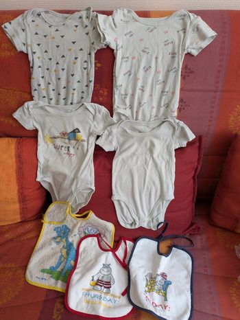Lot de 4 bodys + bavoirs