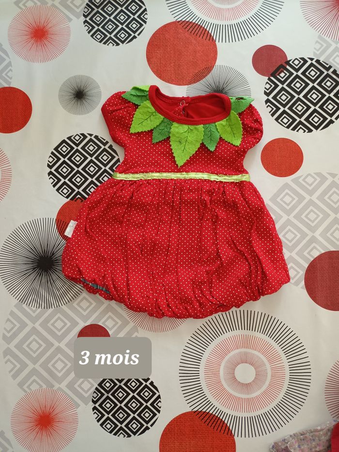 Robe fraise 🍓 taille 3 mois