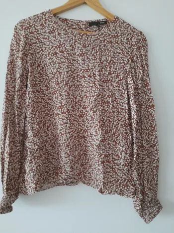 Blouse manches longues et col rond.