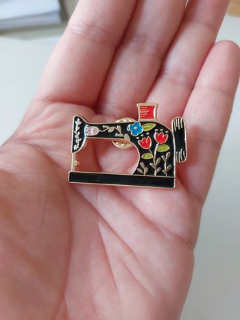 Pin's machine à coudre 
