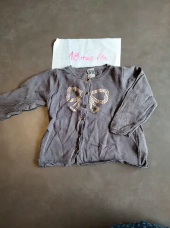 Gilet gris avec noeud