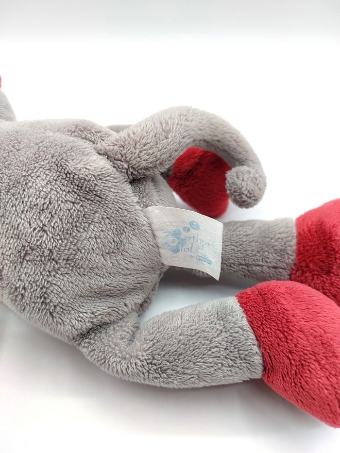 Doudou peluche singe gris blanc rouge bordeaux Arthur et Lola Bébisol 24 cm - photo numéro 3