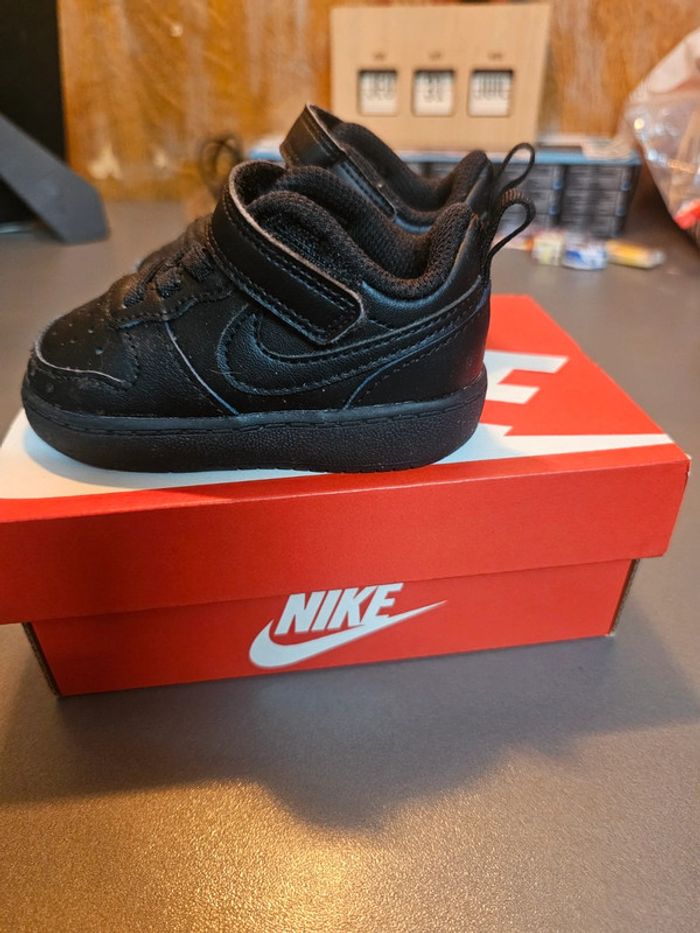 Basket nike noir pour enfant