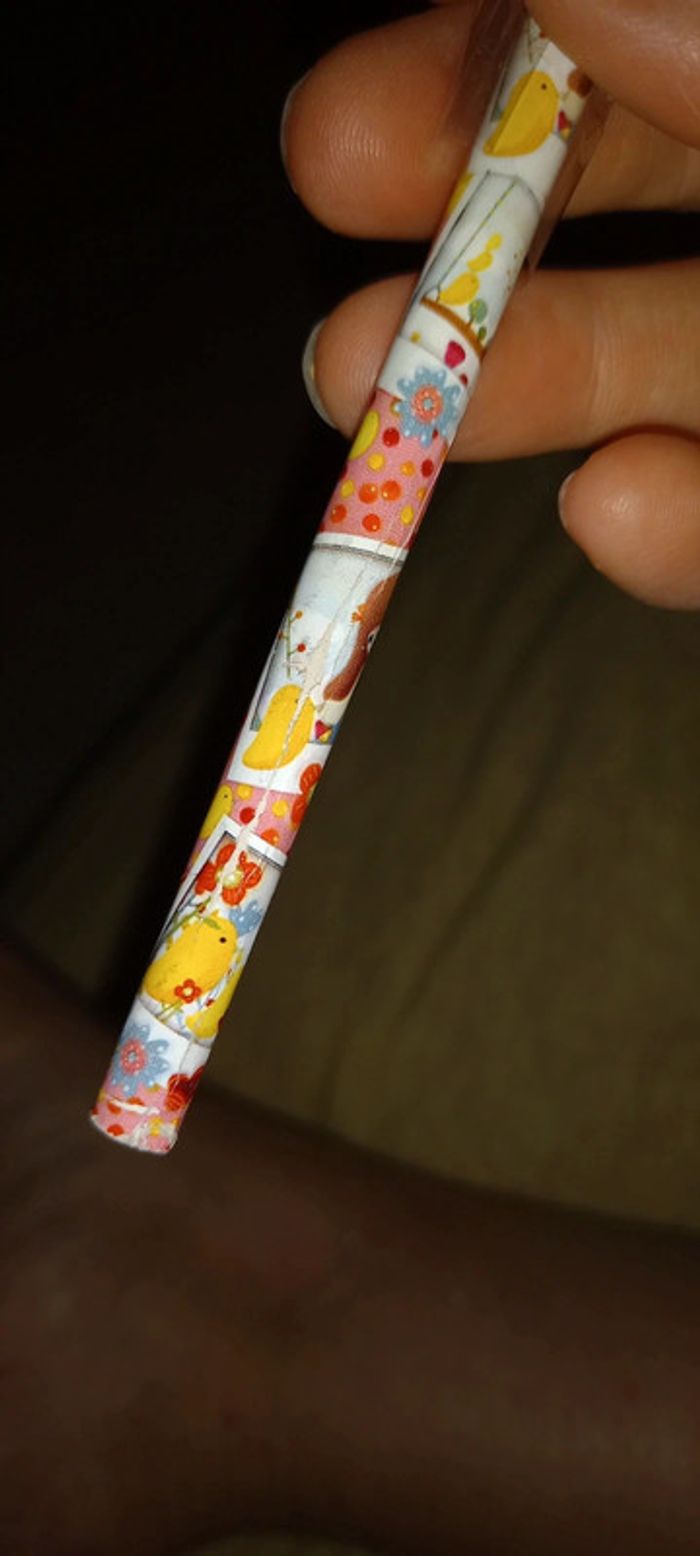 Crayon santoro avec 2 gommes les bas du crayon est abîmé mais une fois taillé c'est bien - photo numéro 2