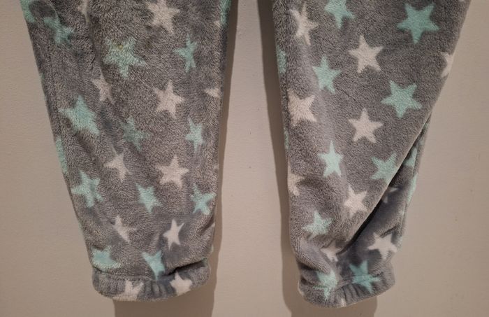 Combinaison polaire zippée imprimée d'étoiles avec une capuche - photo numéro 4