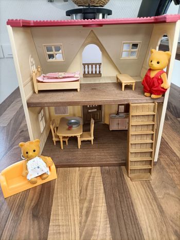 Maison cottage Sylvanian + meubles + 2 figurines