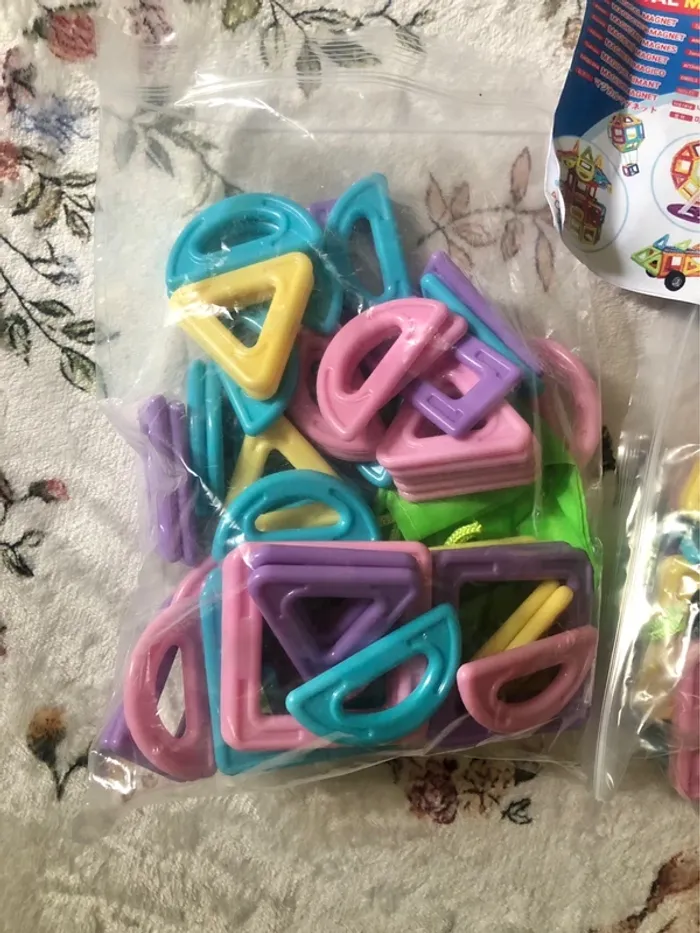 Activité enfant : Jouet en aimant pour faire des formes - photo numéro 3