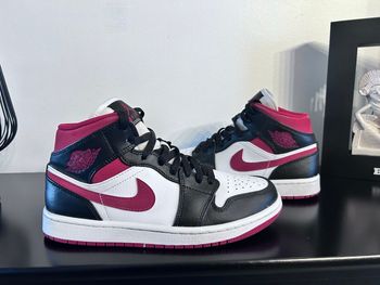 Air Jordan 1 Mid – Pointure 40 – Très bon état – Coloris Bordeaux/Noir/Blanc
