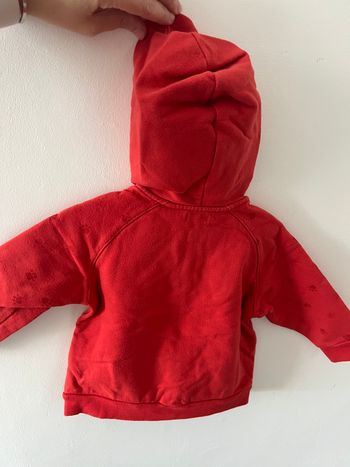 Gilet à capuche rouge