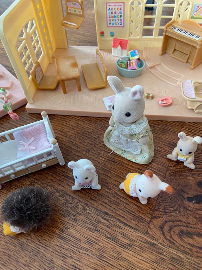 Nursery, bac à sable, bus et bébés sylvanian families - photo numéro 3