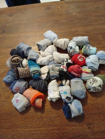 34 paires de chaussettes taille 15 a 18