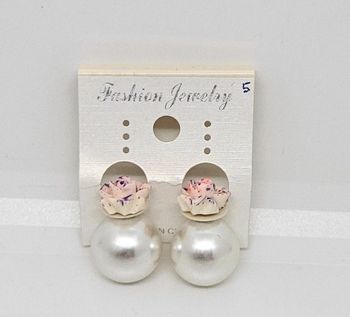 Paire de boucles d'oreilles.
Neuve.
Fleur 5