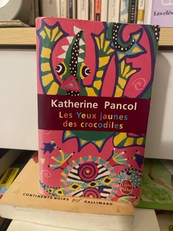 Les yeux jaunes des crocodiles 