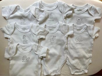 Lot 7 bodies manches courtes 1 mois