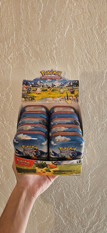 Display mini tin héros transcendants me2.5 Bonjour je vend cette Display Mini tin héros transcendants ouverte sans les hits mais il y a les 10 mini tin avec dedans les co unco reverse holo de chaque booster par mini tin + les carte artistiques et les auto