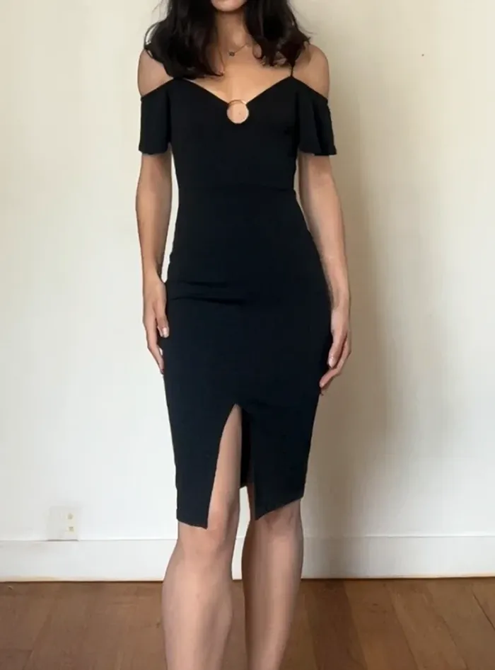 superbe robe noire soirée moulante fendue devant
