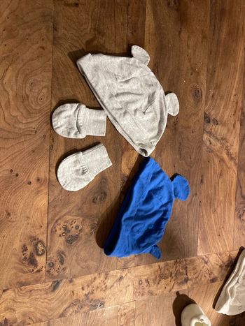 Lots de deux bonnets et moufles